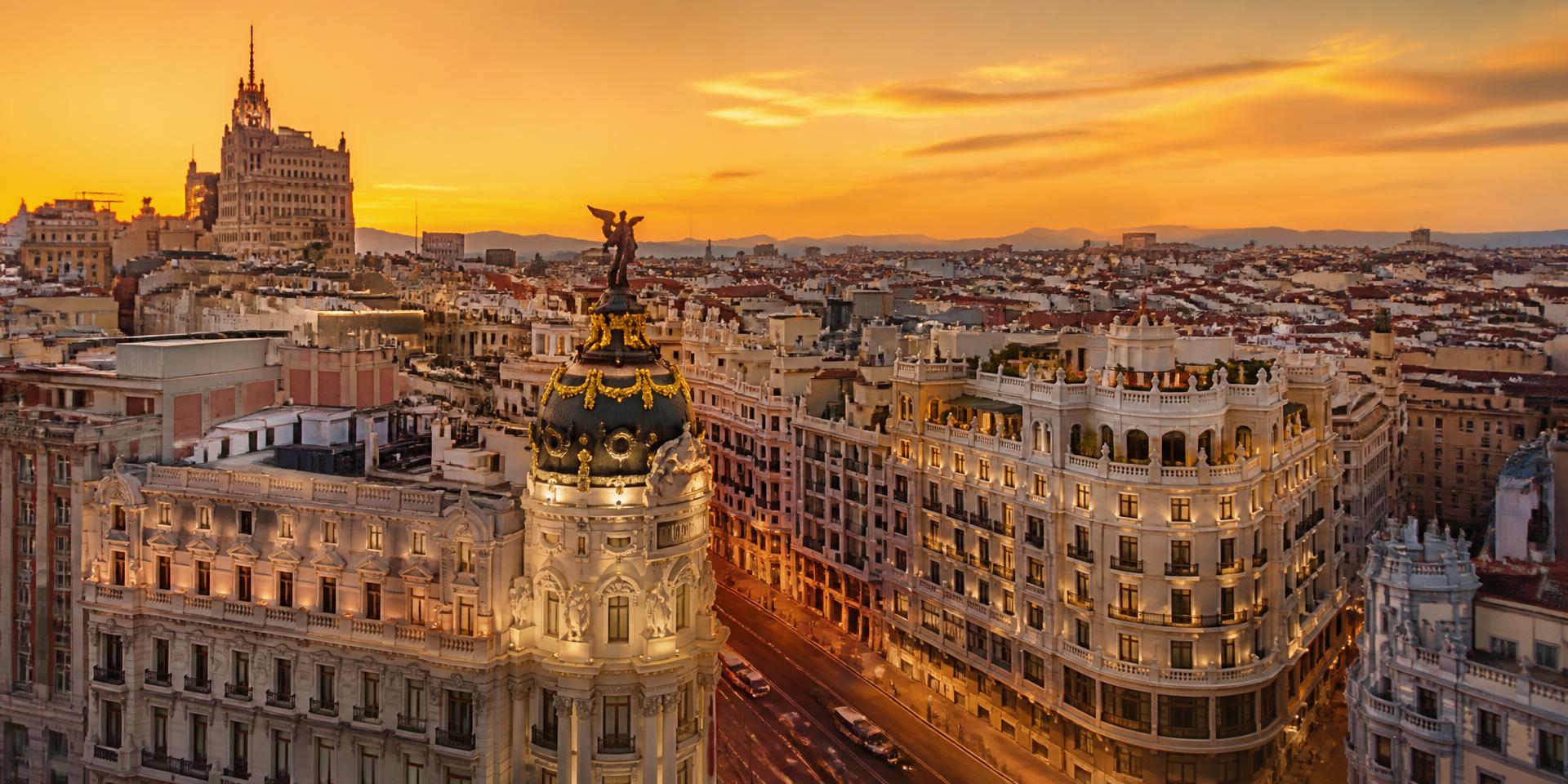 Vista panorámica del skyline de Madrid con la Gran Vía y el edificio Metrópolis al atardecer